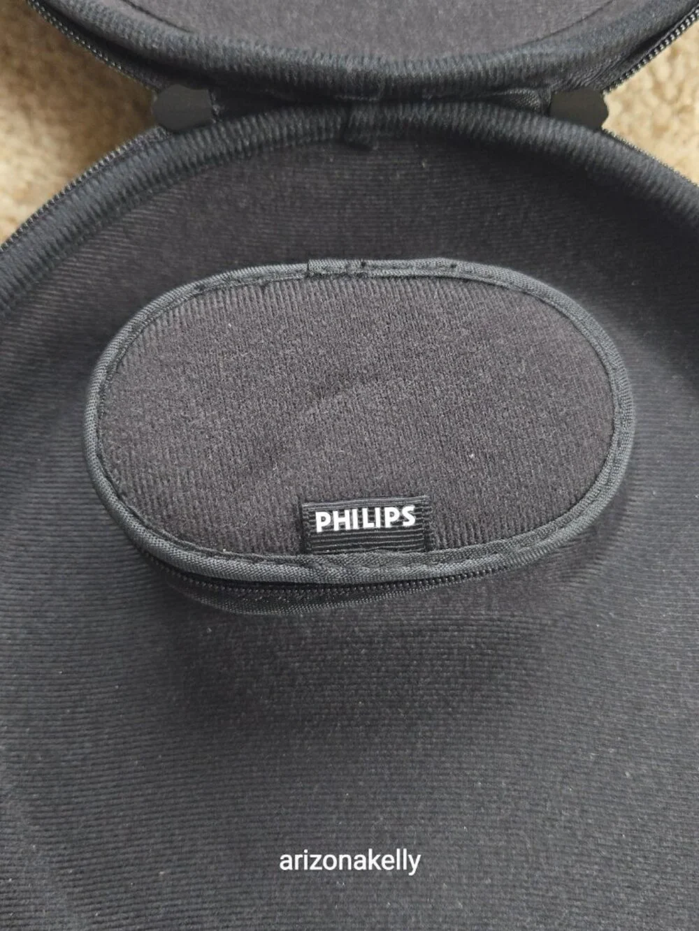 Philips Noise Canceling Headphones in Hard Case - Picture 6 of 12